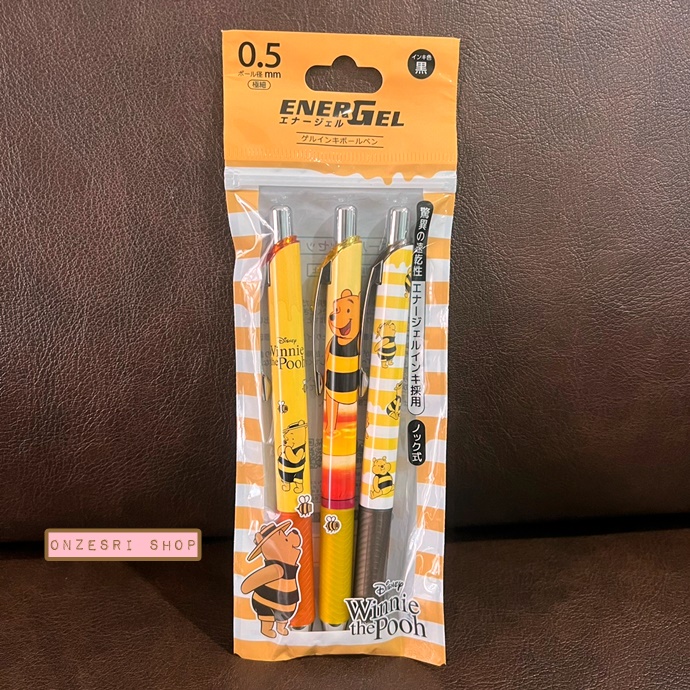 เซ็ตปากกา Pentel Energel 3 แท่ง ลาย Pooh & Bees มีขายใน Disney Store Japan เท่านั้น หัว 0.5 หมึกสีดำ