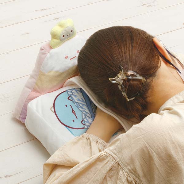 หมอนเล็ก/ตุ๊กตา Sumikko Gurashi - Hotel New Sumikko Morning Call Komakura ขนาด 22 x 25 x 24 ซม. นุ่มนิ่ม ไว้วางเป็นเตียงตุ๊กตา หรือไว้แอบงีบได้
