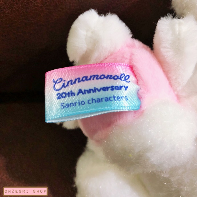 พวงกุญแจตุ๊กตา Cinnamoroll 20th Anniversary x Hello Kitty ขนาด 13 x 15 x 8 ซม.
