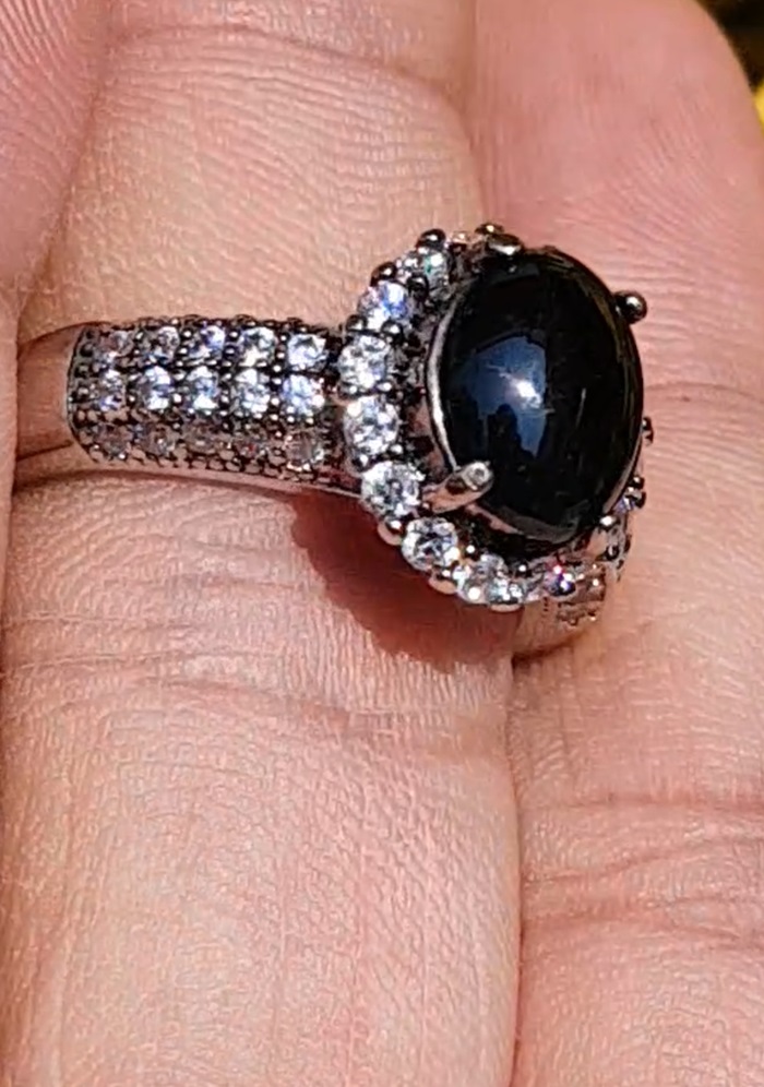 แหวน หยกดำ ส่องเขียว (Black jadeite) 1.59 กะรัต (Cts.) ดิบ