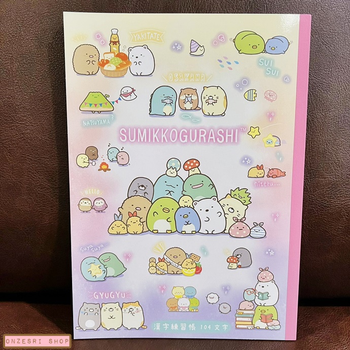 สมุดคัดอักษร Sumikko Gurashi Charamix สีชมพู ขนาด B5 (25.5 x 17.9 ซม.) มี 60 หน้า คัดได้หน้าละ 104 ตัว คัดคันจิ คัดจีน ฯลฯ ได้