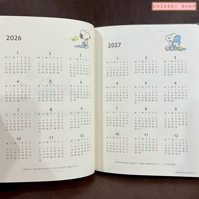 สมุด 2026 Schedule Book เล่มหนา B6 ลาย Snoopy Peanuts Living Room ขนาด 13.5 x 18.8 x 1.1 ซม. (176 หน้า) มีให้จดตั้งแต่เดือน 10/2025 - 12/2026 เป็นปฎิทินแบบ monthly & weekly