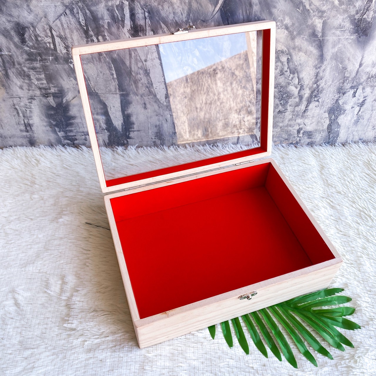 กล่องฝากระจก ฝาล็อค บุผ้ากำมะหยี่