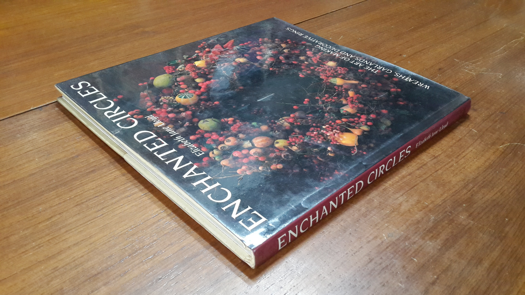 ENCHANTED CIRCLES : Elizabeth jane Lloyd