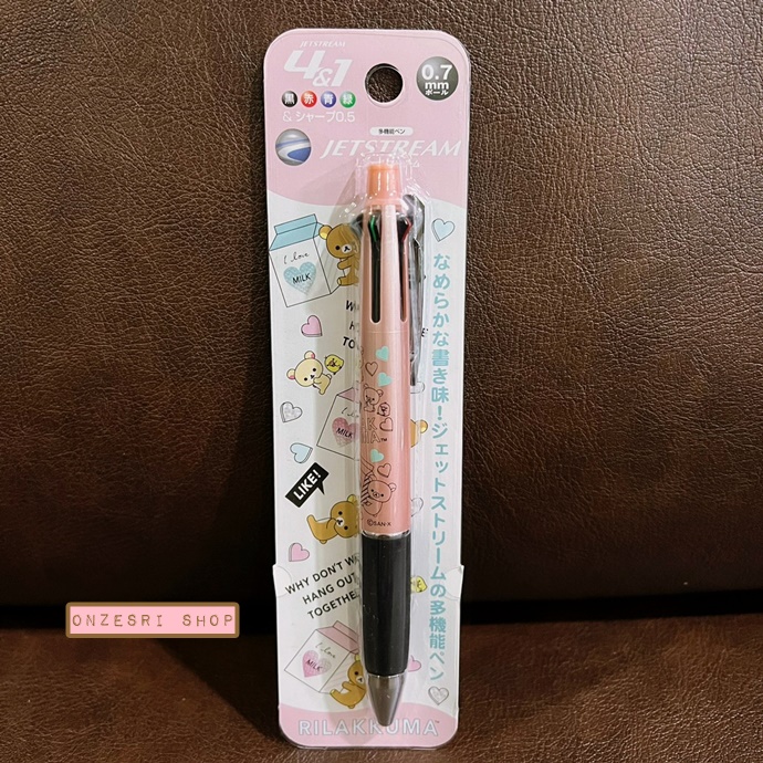 ปากกา Jetstream 4+1 ลาย Rilakkuma Milk (สีชมพู) เป็นปากกาหมึก 4 สี ดำ แดง เขียว น้ำเงิน หัว 0.7 และเป็นดินสอกดในแท่งเดียวกัน