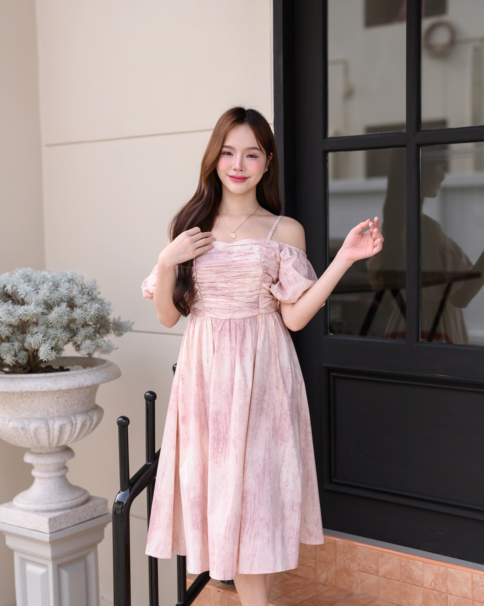 Pastel Puff Sleeve Dress เดรสเปิดไหล่แขนพอง : สีชมพู