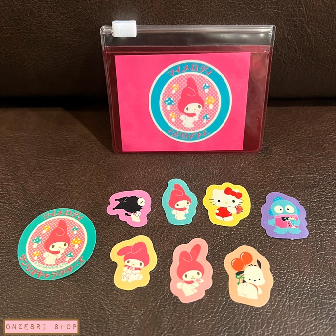เซ็ตซองซิปพลาสติกจิ๋ว & สติกเกอร์ Sanrio Retro Mini Pouch & Sticker ขนาดซองซิป 8 x 6.5 ซม. มีสติกเกอร์ 8 ดวง มี 5 แบบให้เลือก