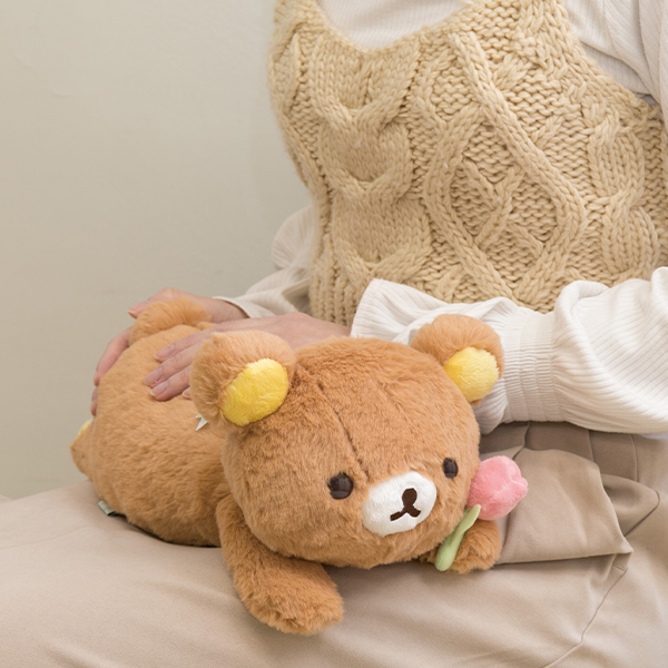 ตุ๊กตา Rilakkuma Friends of Koguma แบบนอน ถือทิวลิป แบบ Rilakkuma ขนาด 15 x 19 x 35 ซม.