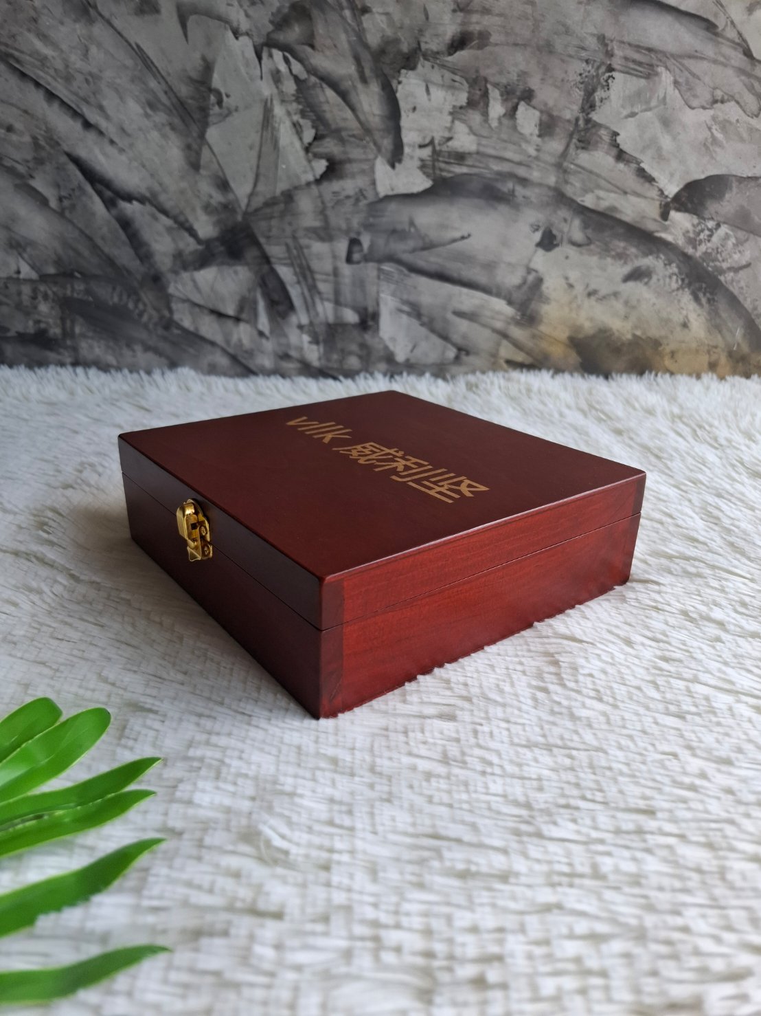 กล่องไม้สนฝาล็อค สีเชอรี่