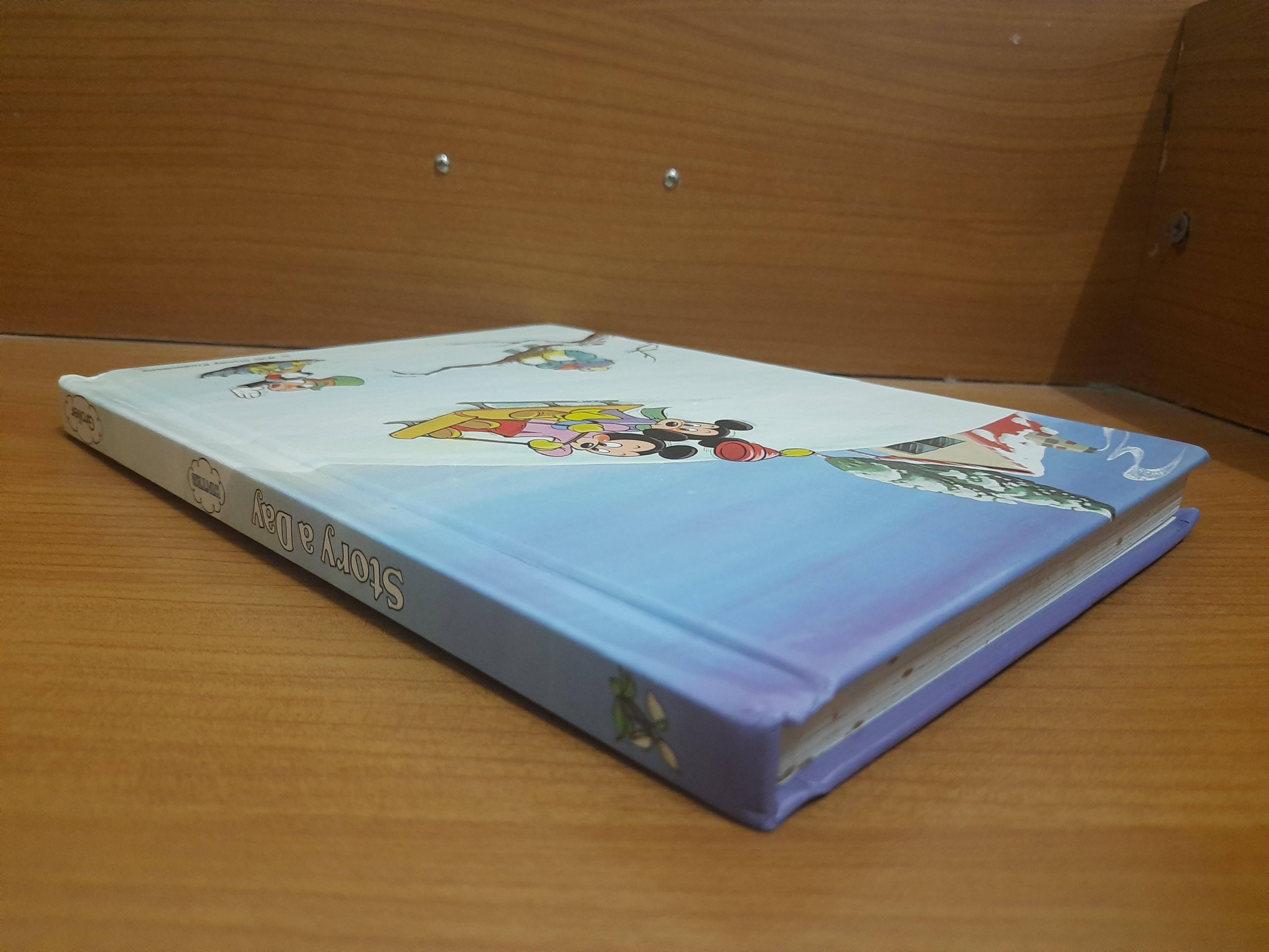 WALT DISNEY : STORY A DAY WINTER