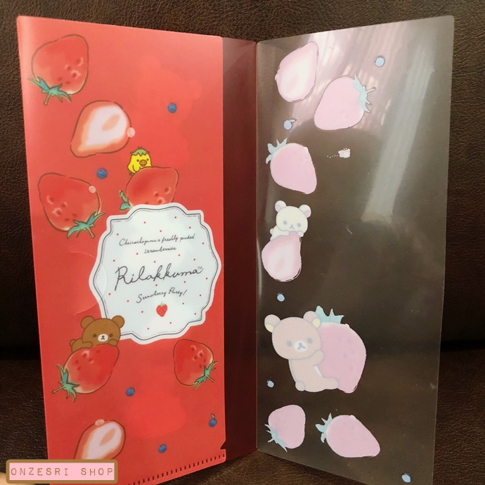 Rilakkuma Ticket Holder / Mask Holder แบบ Strawberry สีแดง ขนาด 10.8 x 22 ซม. เป็นแฟ้มเล็กแบบยาว สามารถนำไปใส่ใบเสร็จ เอกสาร ตั๋ว หรือไว้เก็บหน้ากากอนามัยได้ ของพรีเมียมจากร้าน Lawson ที่ญี่ปุ่น ไม่มีวางขายทั่วไป
