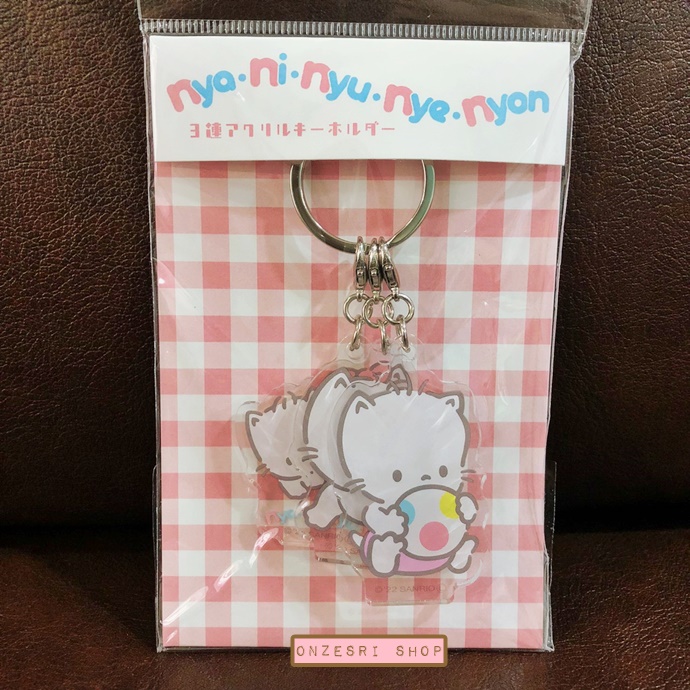 พวงกุญแจ Sanrio x Bleu Bleuet (Limited) แบบ Nya Ni Nyu Nye Nyon ห่อสีแดง ขนาด 5.7 x 5.7 ซม. มีเฉพาะที่ร้าน Bleu Bleuet ที่ญี่ปุ่นเท่านั้น