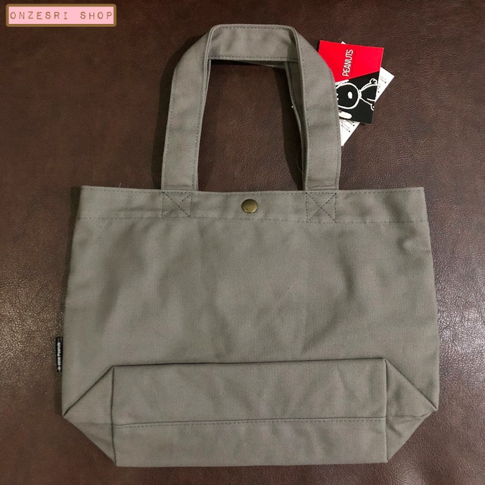 กระเป๋า Snoopy สีเทา ผ้าหนา ด้านนอกปะลายปัก ด้านในมีซับ มีกระดุมแป๊กปิดเปิด ขนาด 34 x 20 x 10 ซม.