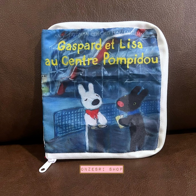 กระเป๋า Gaspard et Lisa Picture Book Pouch Collection แบบ Gaspard et Lisa au Centre Pompidou ขนาด 14.5 x 14.5 ซม. (ตอนพับแล้ว)