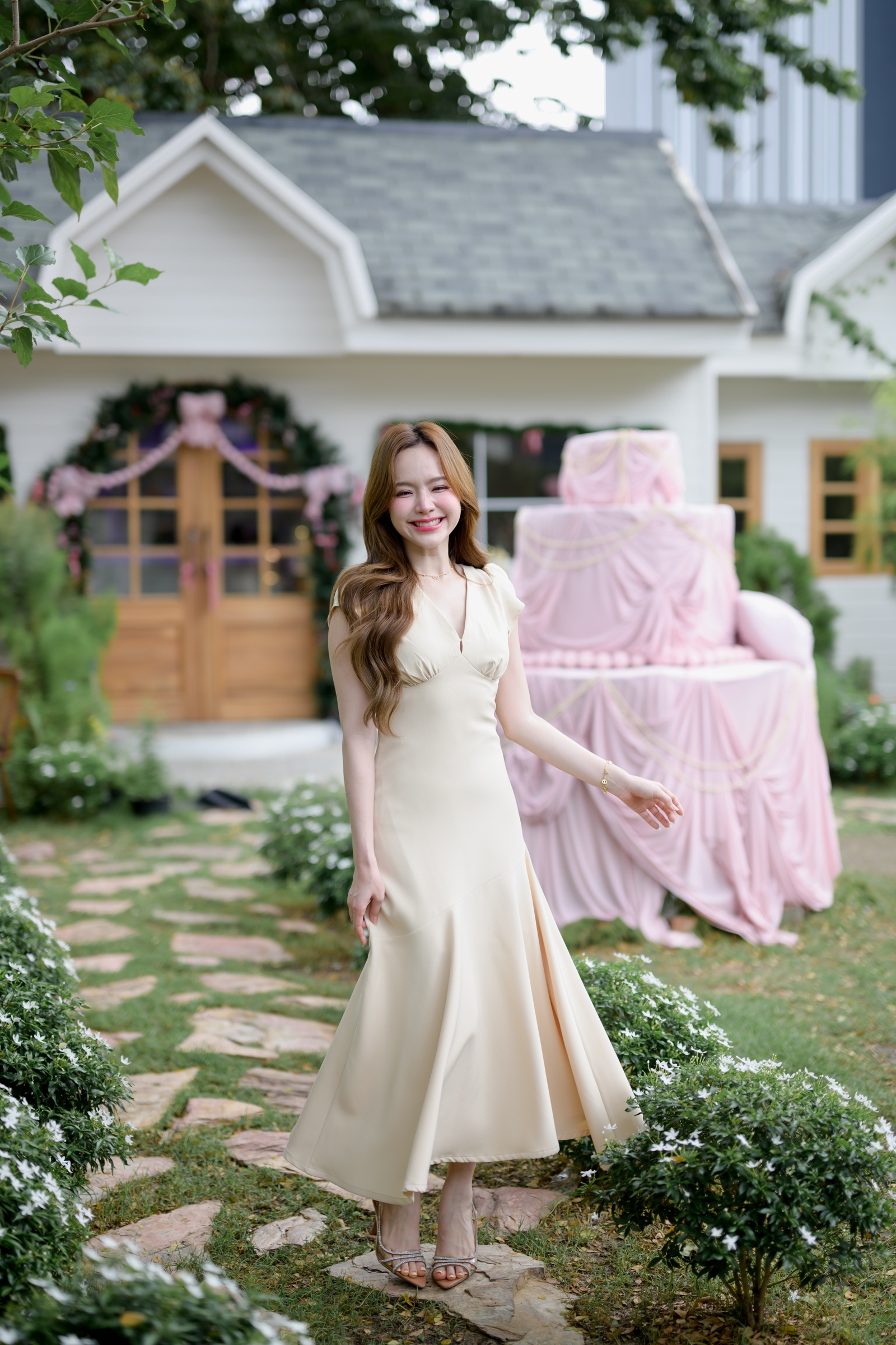 Petal Sway Maxi Dress : สีครีม