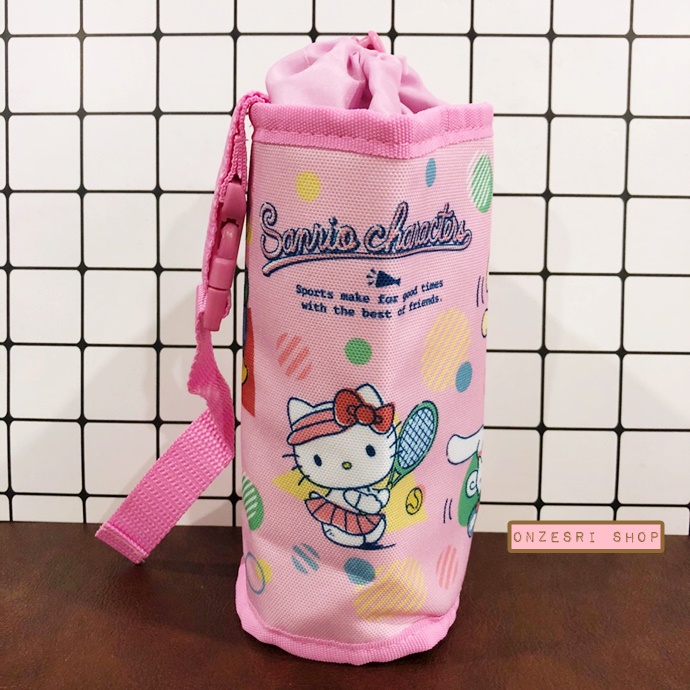 ที่ใส่ขวดน้ำ ลาย Sanrio Sports สีชมพู ขนาด 18 x 13 ซม. ใส่ขวดแบบ 500ml ได้ มีสายคล้อง ปรับได้ ด้านในบุฟอยล์ สามารถเก็บอุณหภูมิได้ดี ไม่มีวางขายทั่วไป เป็นแบบต้องลุ้นกับทางหน้าร้าน Sanrio ที่ญี่ปุ่นเท่านั้น