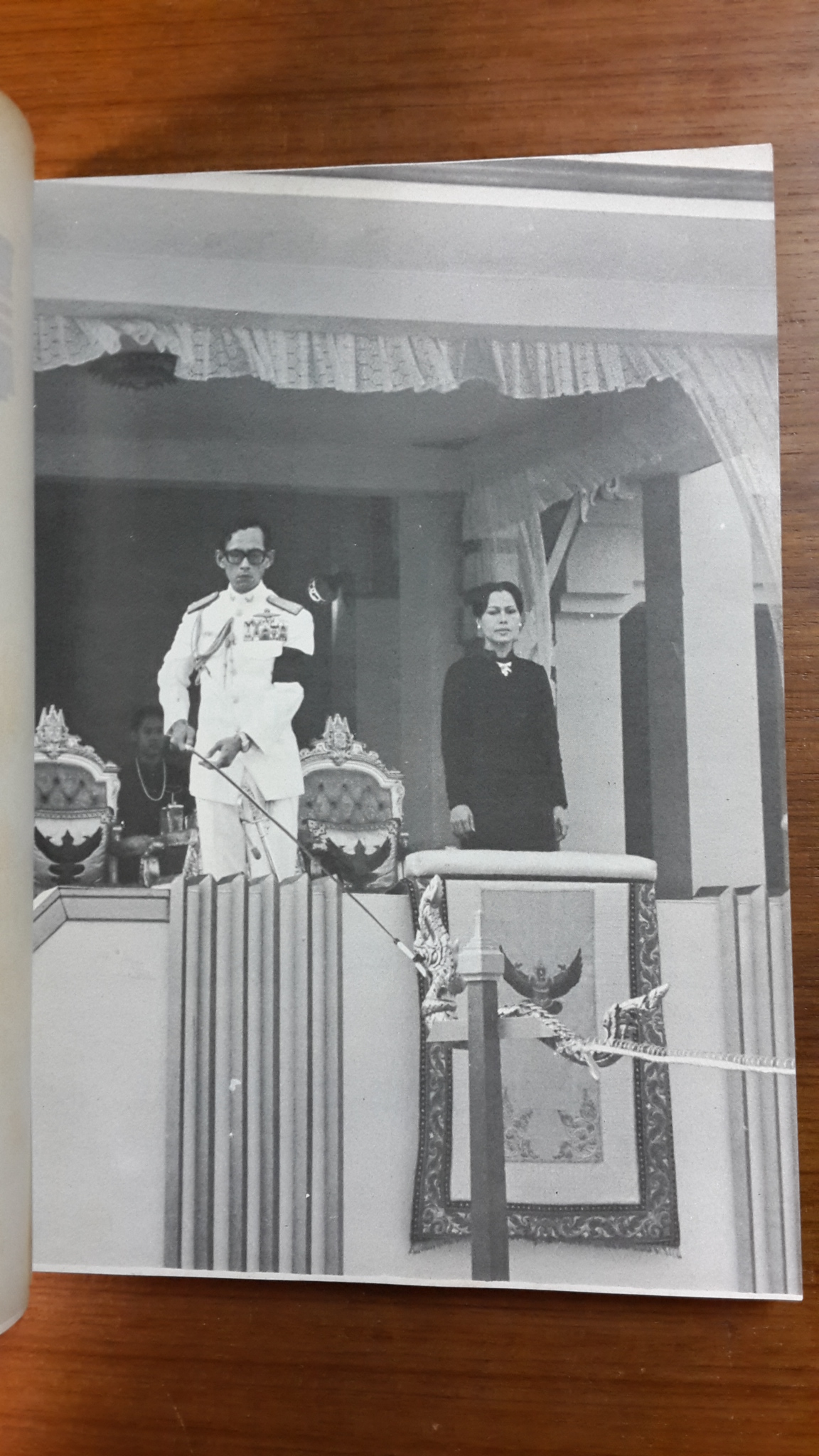 ที่ระลึกงานพระราชทานเพลิงศพ เจ้าหน้าที่ผู้เสียชีวิตเนื่องจากการปฏิบัติหน้าที่ราชการในการรักษาความมั่นคงภายใน ๒๕๑๙ (มีตราห้องสมุด)