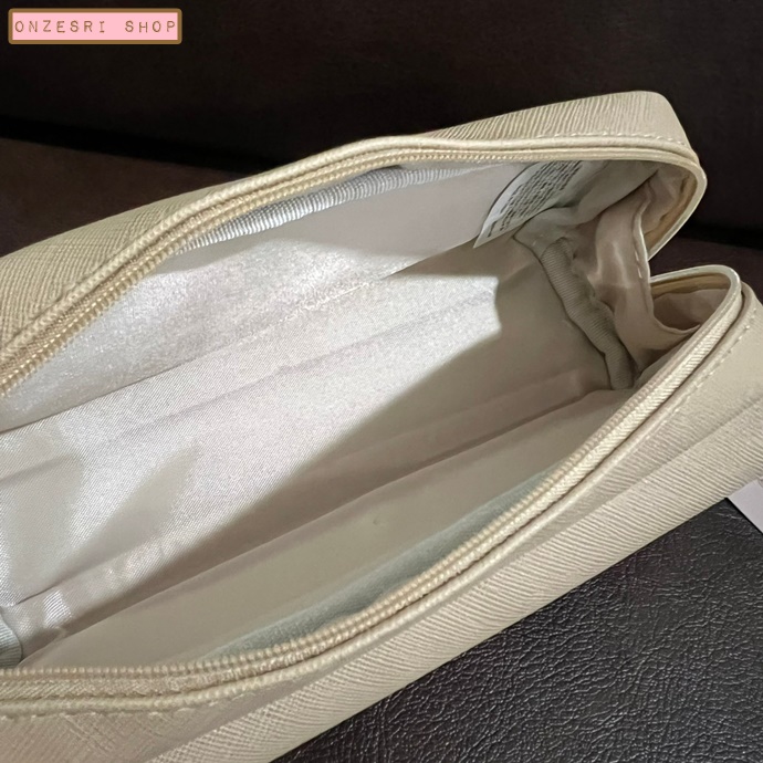 กระเป๋าเครื่องเขียนรูปเปียโนสีน้ำตาลอ่อน Music Mocha Pen Pouch จากญี่ปุ่น ใส่ของได้ 2 ช่อง ช่องหน้ากับช่องซิปด้านใน ทำจากหนัง PU ขนาด 6.5 x 18.5 x 5 ซม.