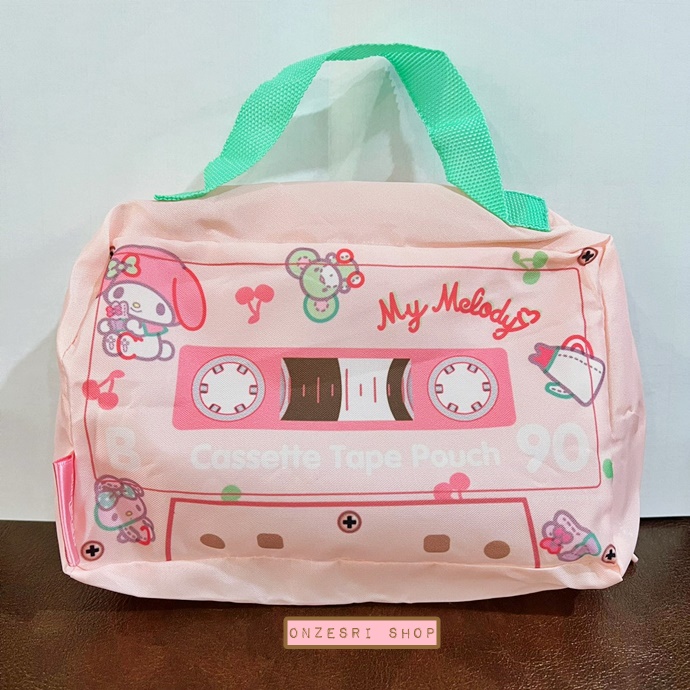 กระเป๋า Sanrio Retro Cassette Tape Pouch ขนาด 18 x 11 x 4.5 ซม. มีหูหิ้ว ทำจากผ้าร่มบาง มี 5 แบบให้เลือก