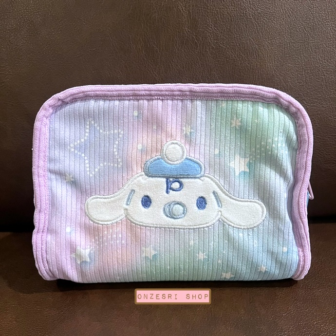 กระเป๋า Cinnamoroll Twilight Pouch แบบ Milk ขนาด 19 x 15 x 4 ซม. ไม่มีวางขายทั่วไป เป็นแบบต้องลุ้นกับทางหน้าร้าน Sanrio ที่ญี่ปุ่นเท่านั้น
