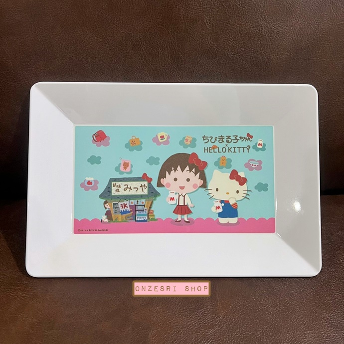 ถาดเมลามีน Chibi Maruko Chan x Hello Kitty (Limited) ขนาด 27.5 x 18 x 2 ซม. ไม่มีวางขายทั่วไป เป็นแบบต้องลุ้นกับทางหน้าร้าน Sanrio ที่ญี่ปุ่นเท่านั้น