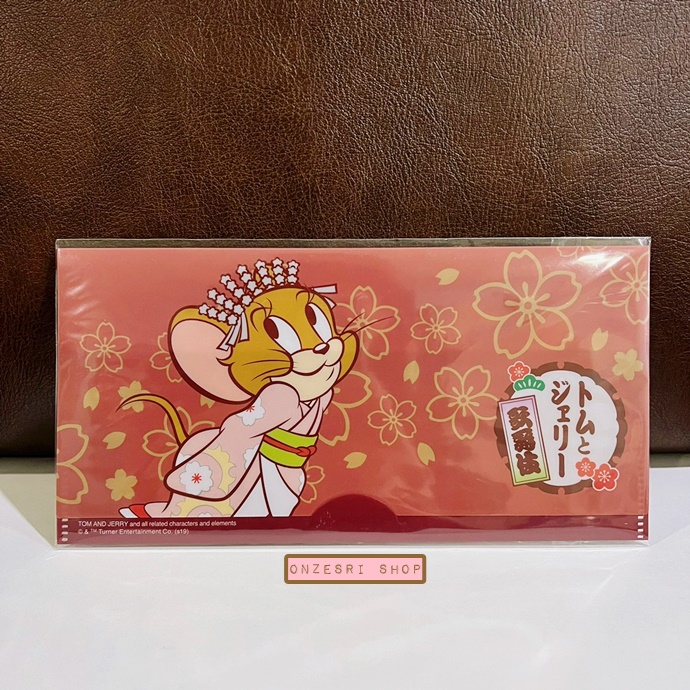Tom & Jerry Kabuki Ticket Holder / Mask Holder (Limited) แบบสีแดง ขนาด 10 x 20 ซม. เป็นแฟ้มเล็กแบบยาว สามารถนำไปใส่ใบเสร็จ เอกสาร ตั๋ว หรือไว้เก็บหน้ากากอนามัยได้