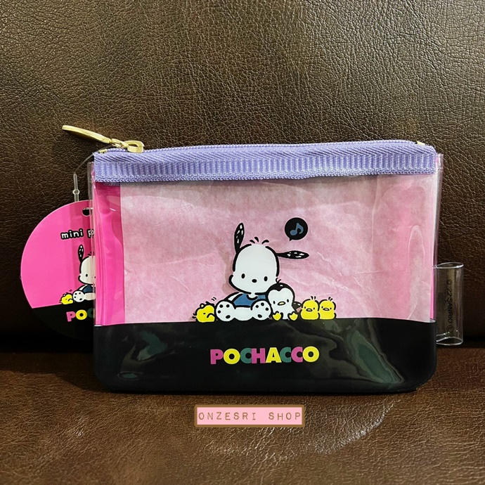 กระเป๋า Sanrio Characters Retro Collection Flat Pouch แบบ Pochacco ทำจาก PVC ขนาด 9 x 12.5 x 0.5 ซม.
