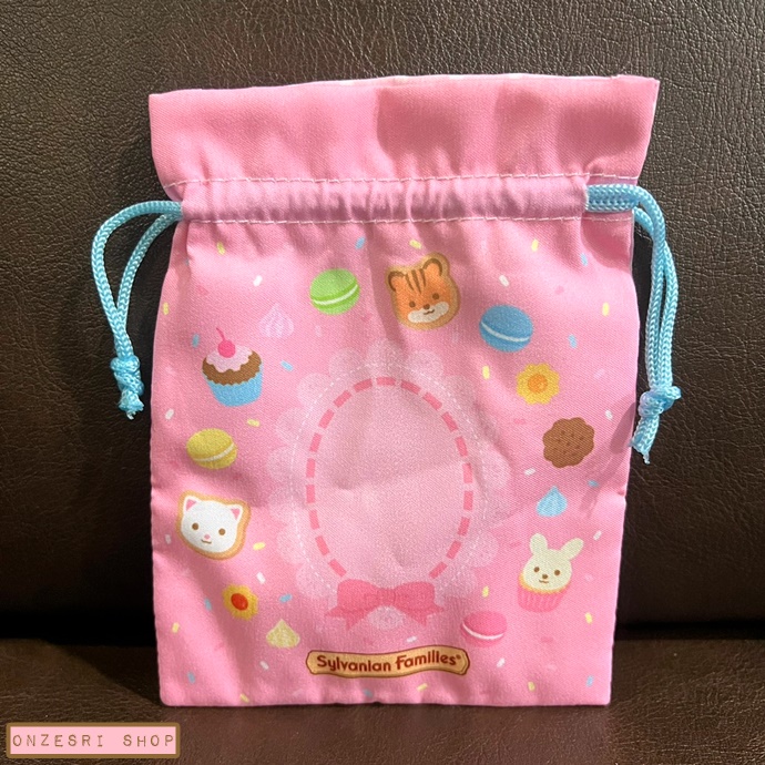 กระเป๋า Sylvanian Families Outing Pouch & Tote Bag แบบ Futon (Pink) ทำจากผ้า ขนาด 11 x 14.5 ซม. ตรงลายทำเป็นฉากเอาไว้เล่นกับตัวตุ๊กตาได้ มีช่องสำหรับใส่ตุ๊กตา