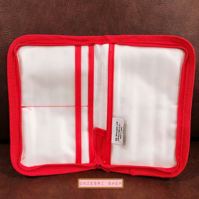 ที่ใส่ของอเนกประสงค์ Ito Yokado x Hello Kitty 2020 (Limited) Multi Case เป็นลายดอกสึบากิสีแดง ใส่บัตร สมุดธนาคารได้ ขนาด 18 x 24 ซม.