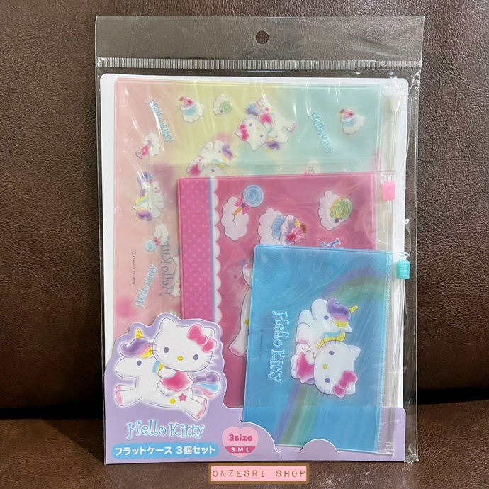 Sanrio Flat Pouch Set (Japan Limited) ลาย Hello Kitty Unicorn เป็นกระเป๋าแบบซองซิปมี 3 ขนาด ทำจาก PVC ขนาด 17.5 x 22.8 ซม. / 13 x 17.5 ซม. / 9.2 x 12.5 ซม.