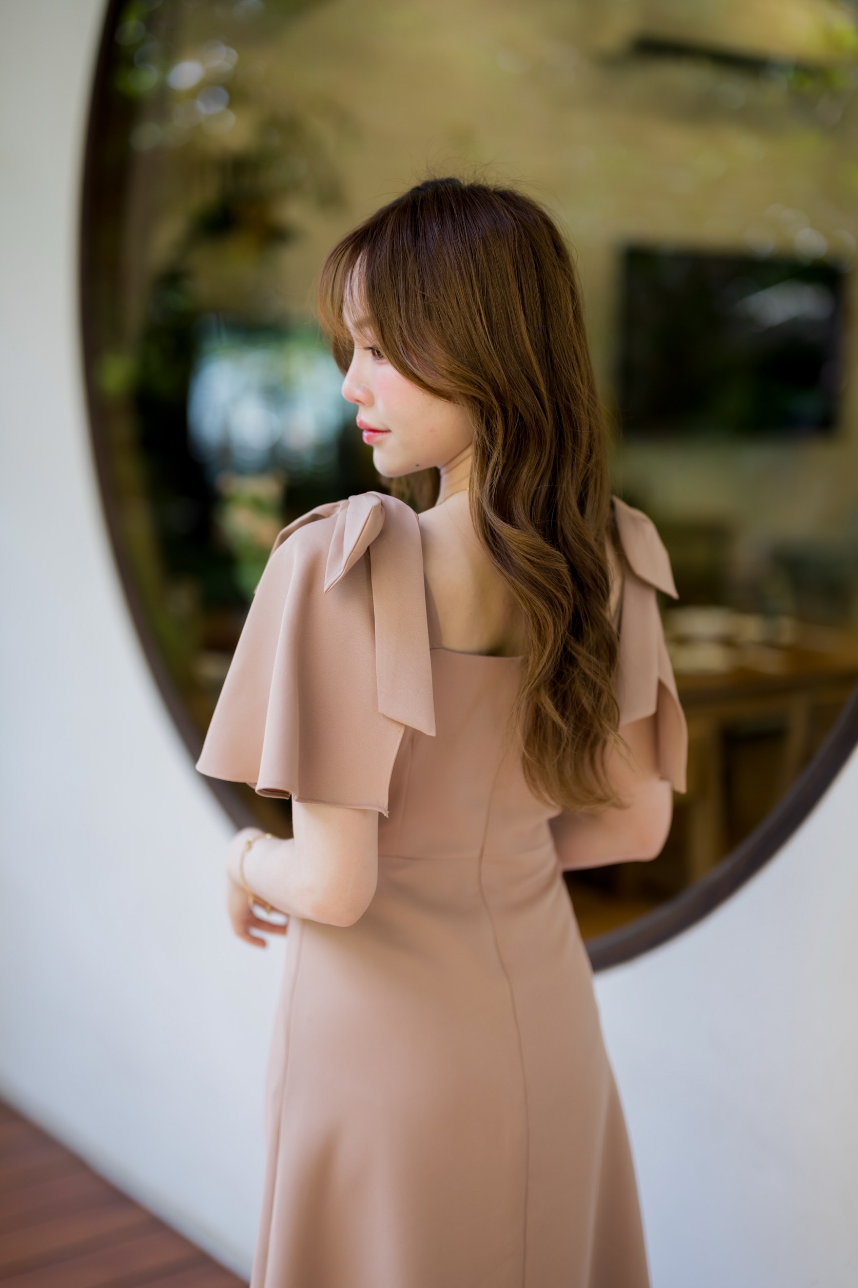 Bellette Bow Shoulder Dress : สีโอวัลติน