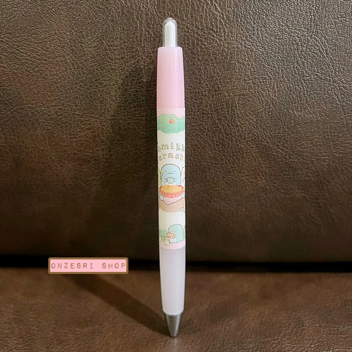 ปากกาหมึกดำ Pilot Opt. ลาย Sumikko Gurashi Forest สีชมพู ตรงคลิปที่หนีบเป็นแบบกด หนีบได้แน่น ไม่หลุดง่าย