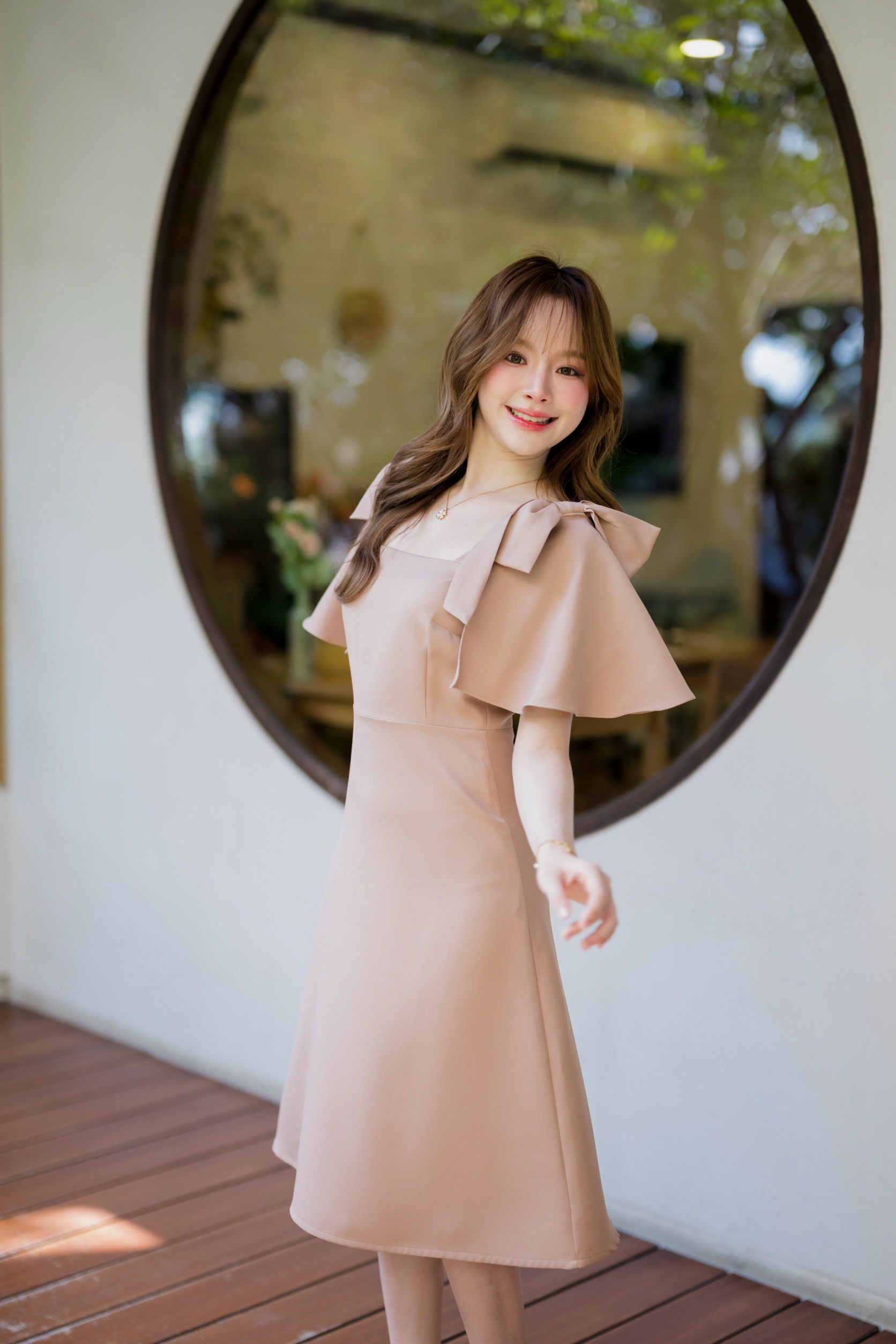 Bellette Bow Shoulder Dress : สีโอวัลติน