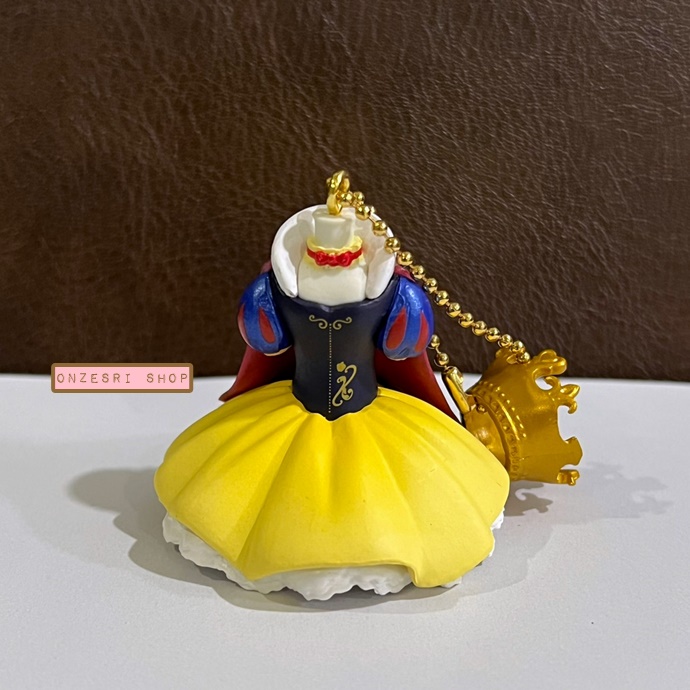 พวงกุญแจ Disney Costume Charms เป็นแบบเสื้อผ้าของเจ้าหญิงดิสนีย์ มาพร้อมมงกุฎ ตัวใหญ่ สูงประมาณ 5 ซม. มี 4 แบบให้เลือก