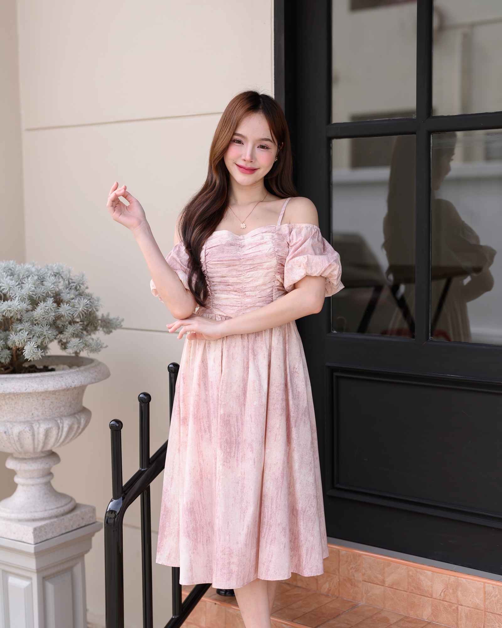 Pastel Puff Sleeve Dress เดรสเปิดไหล่แขนพอง : สีชมพู