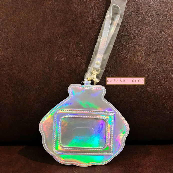 ที่ใส่บัตร Pass Case Sumikko Gurashi - Umikko Lagoon สีเงิน พอเจอแสงจะเล่นแสงเป็นสีรุ้งสวย มีสายคล้อง ขนาด 12.5 x 14 ซม.