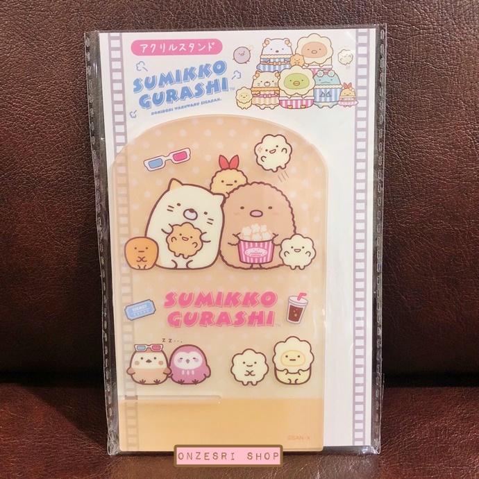 ที่ตั้ง Sumikko Gurashi Movie Theatre Acrylic Stand แบบสีน้ำตาล ใช้ตั้งมือถือ รูป การ์ด ฯลฯ ได้ ขนาด 13 x 8 ซม. ทำจากอะคริลิค