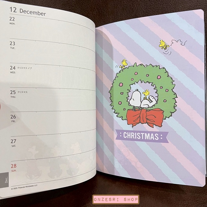 สมุด 2026 Schedule Book เล่มหนา B6 ลาย Snoopy Peanuts Living Room ขนาด 13.5 x 18.8 x 1.1 ซม. (176 หน้า) มีให้จดตั้งแต่เดือน 10/2025 - 12/2026 เป็นปฎิทินแบบ monthly & weekly