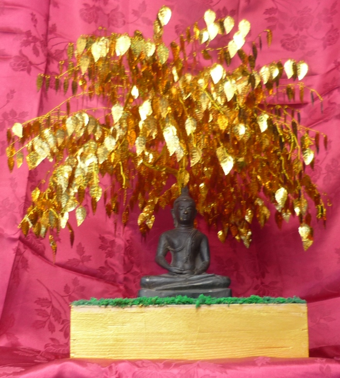 ต้นโพธิ์พร้อมฐานวางพระ