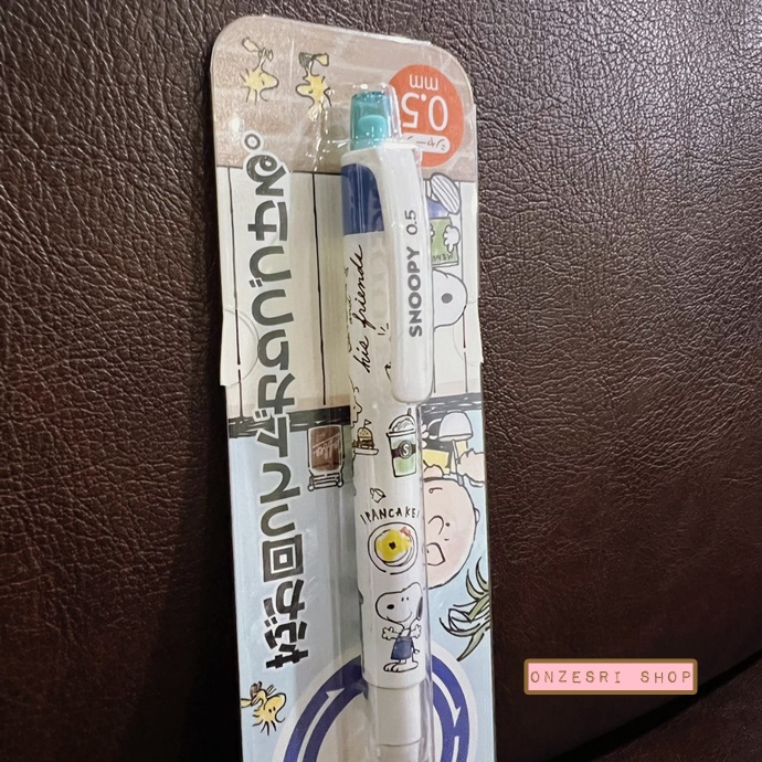 ดินสอกด Kurutoga ลาย Snoopy Cafe (Limited) แบรนด์นี้ขึ้นชื่อด้านมีระบบเหลาไส้เองในตัวดินสอ ทำให้เวลาเขียนเส้นจะคมชัดตลอด