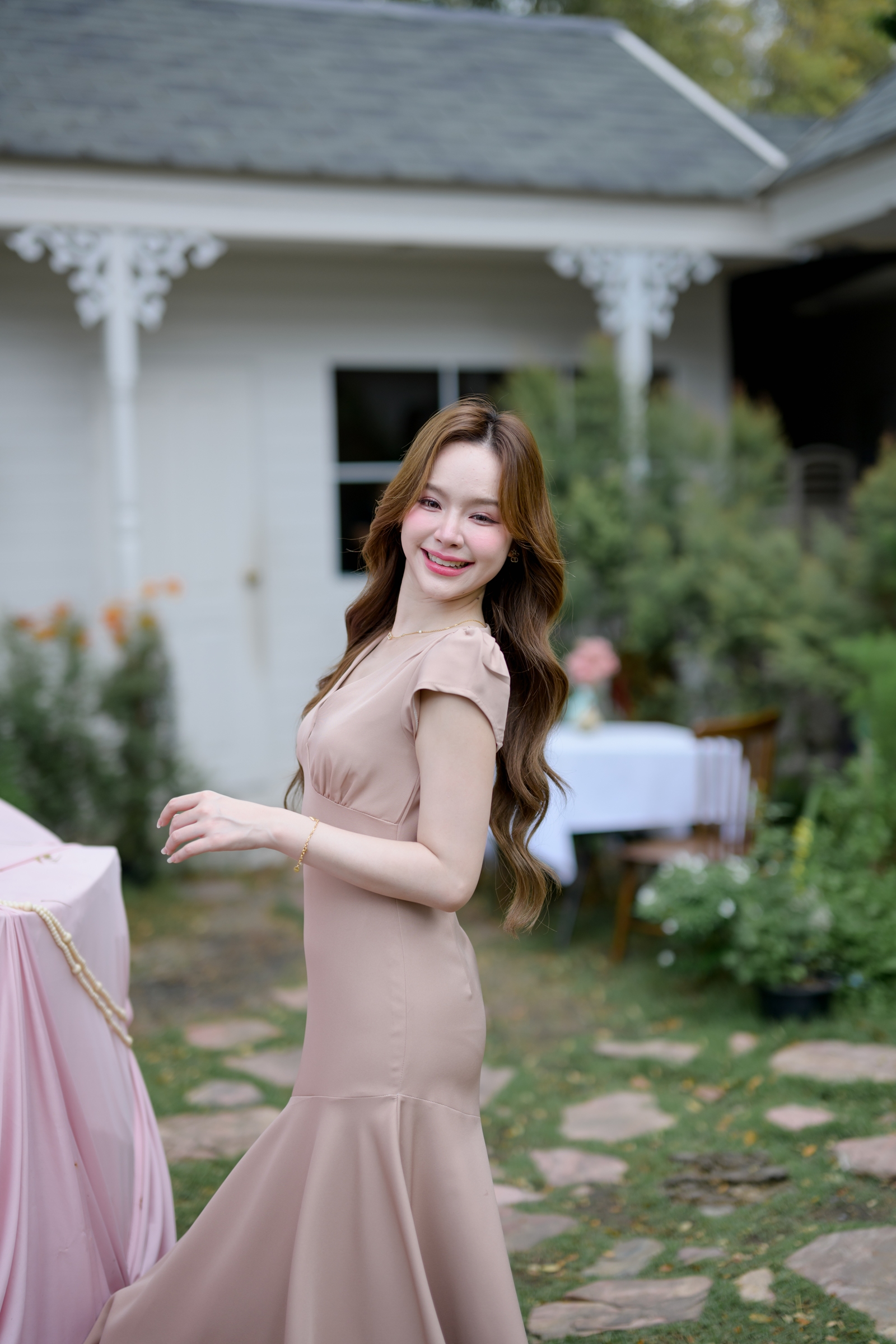 Petal Sway Maxi Dress : สีโอวัลติน