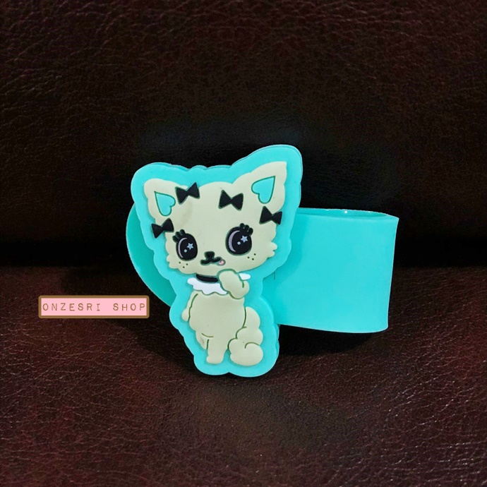 Sanrio Characters Beatcats Rubber Band ขนาดกว้าง 10.2 ซม. เป็นที่รัดเก็บสายหูฟัง หรืออื่น ๆ ทำจากยาง ด้านหลังมีกระดุมเหล็กติด มี 6 แบบให้เลือก