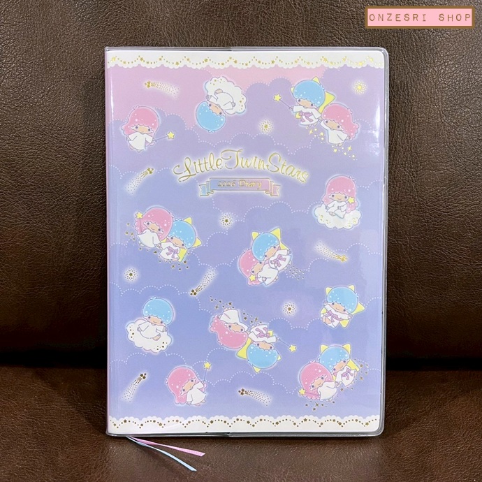สมุด 2026 Schedule Book เล่มหนา B6 ลาย Little Twin Stars สีม่วงลายพร้อย ขนาด 13.5 x 18.7 x 1.3 ซม. (192 หน้า) มีให้จดตั้งแต่เดือน 10/2025 - 3/2027 เป็นปฎิทินแบบ monthly & weekly แบบช่องยาว มี sticker