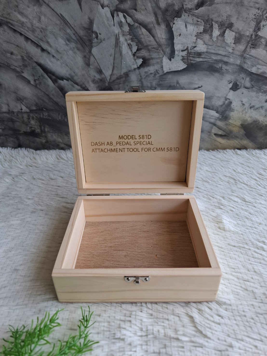 กล่องไม้สนฝาล็อค