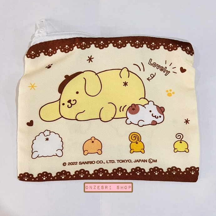 กระเป๋า Pompompurin Bag-Liked Pouch แบบสีเหลือง-น้ำตาล ขนาด 14.5 x 11.5 ซม. ทำเป็นลายกระเป๋าน่ารัก มีซิปปิดเปิดด้านบน ทำจากผ้า