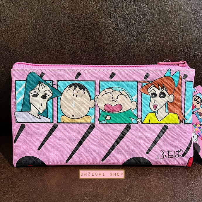 กระเป๋า Crayon Shinchan Pen Pouch ลายรถโรงเรียนสีชมพู ใส่เครื่องเขียนได้ ขนาด 10.5 x 19 ซม. ทำจาก PVC