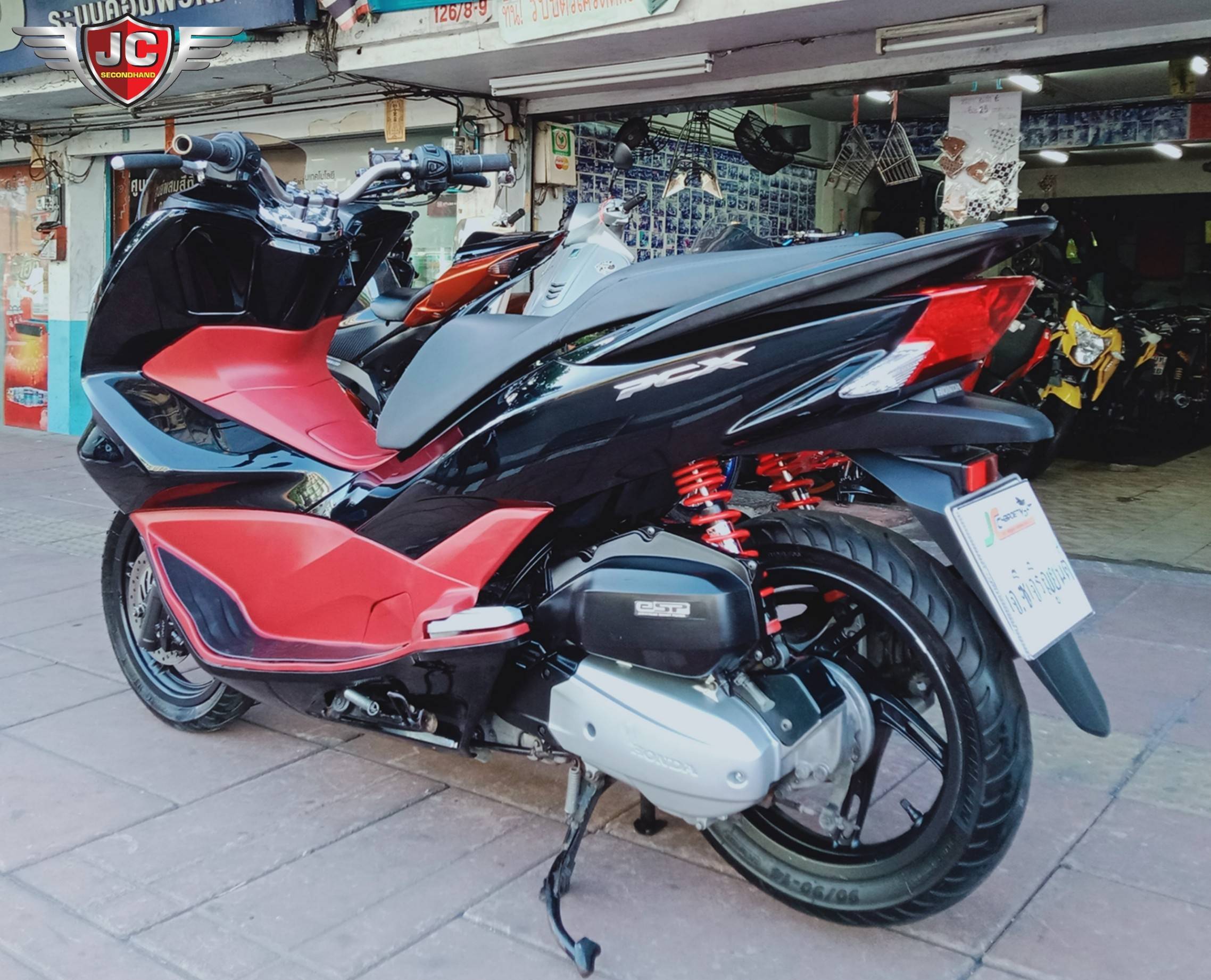 รถโคตรตลาดมาใหม่อีกคัน HONDA PCX150 Smart Key จดทะเบียนปลายปี59 คันนี้แต่งมาให้หมดแล้วไม่ใส่แต่ชักอย่างเดียว บอกเลยขี่สนุก ชุดสีแท้ทั้งคันแทบไม่มีตำหนิ