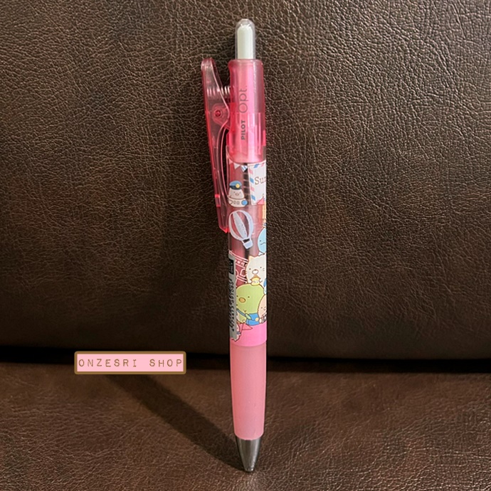 ปากกาหมึกดำ Pilot Opt. ลาย Sumikko Gurashi Travel สีชมพู ตรงคลิปที่หนีบเป็นแบบกด หนีบได้แน่น ไม่หลุดง่าย
