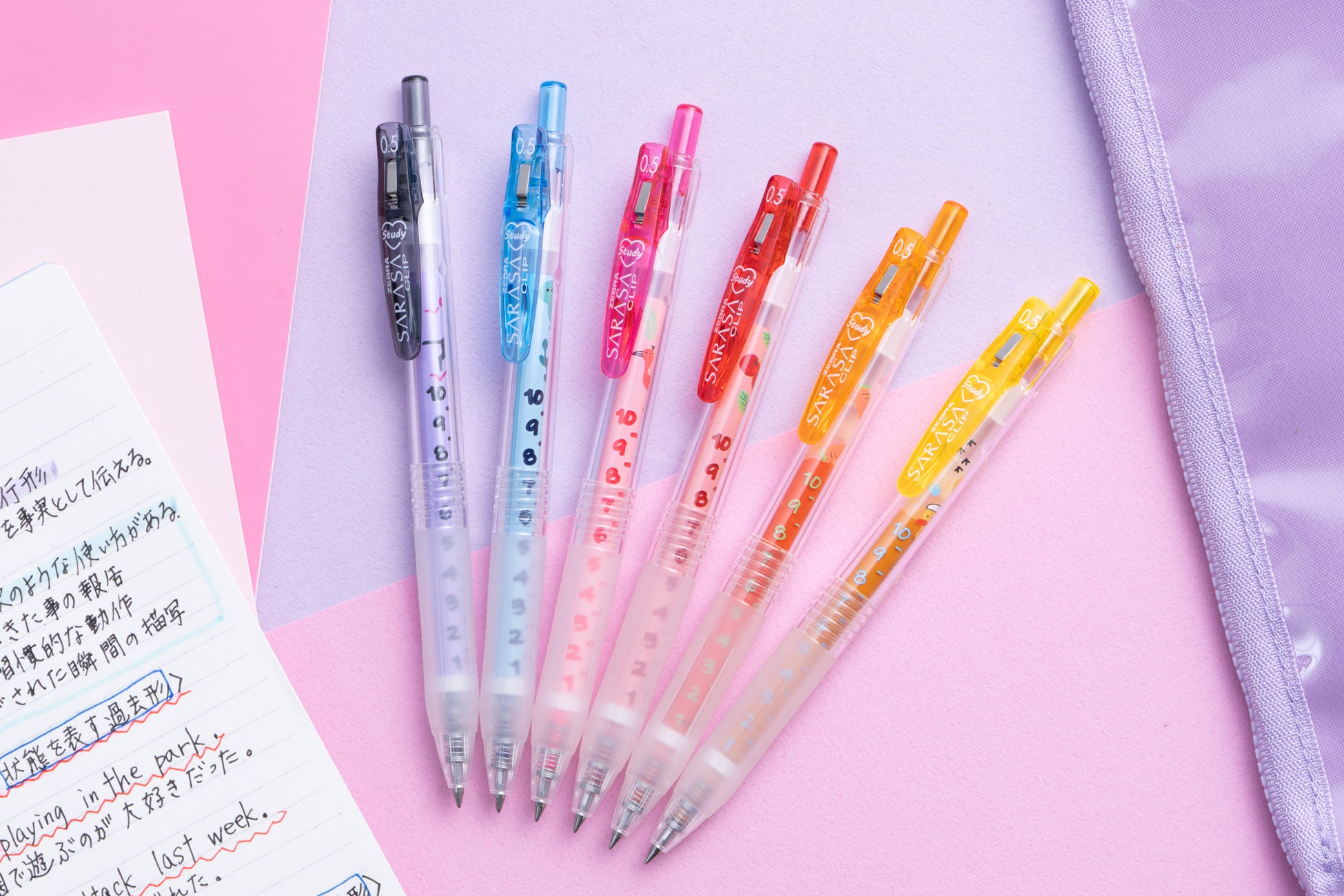 ปากกา Zebra Sarasa Clip x Yupon (Limited) คอลเลกชั่นร่วมกับคุณ Yupon ที่เป็น Youtuber ชาวญี่ปุ่น ลายตรงด้ามมีขีดระดับตัวเลขไว้บอกระดับหมึกคงเหลือ หัว 0.5 มี 6 สีให้เลือก