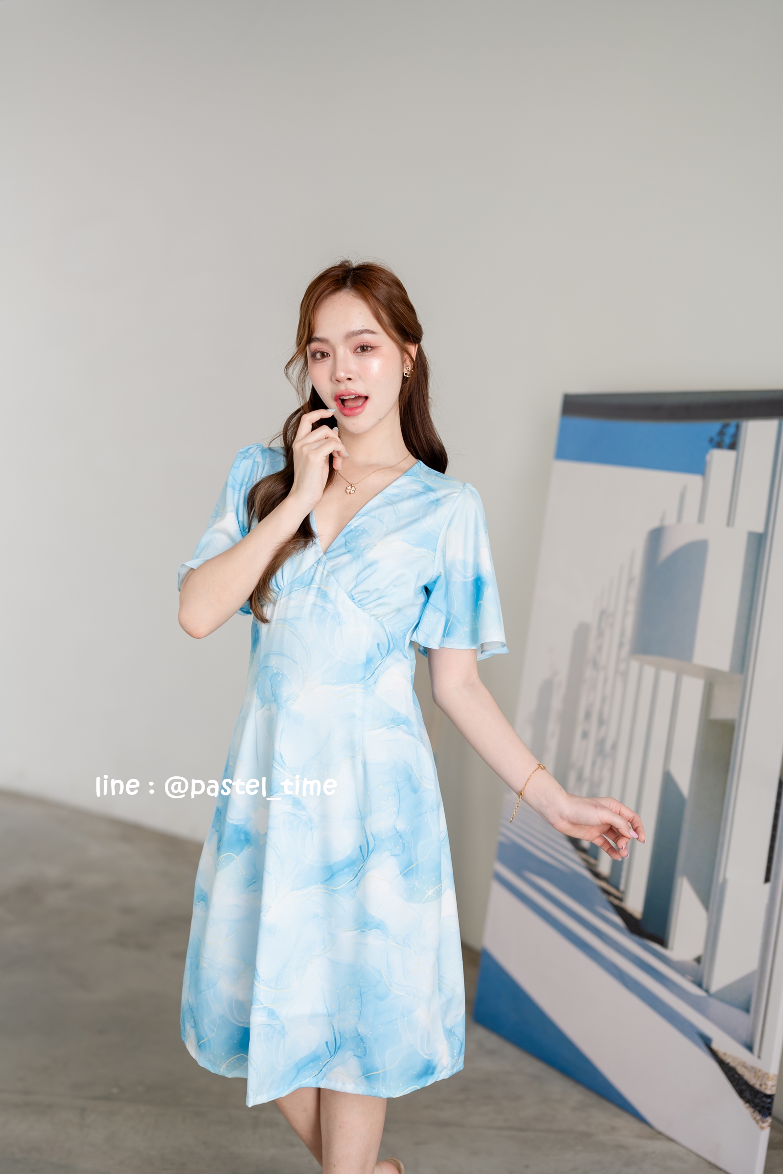 Sassy Marble Midi Dress : Vivid Blue โทนฟ้าสดใส